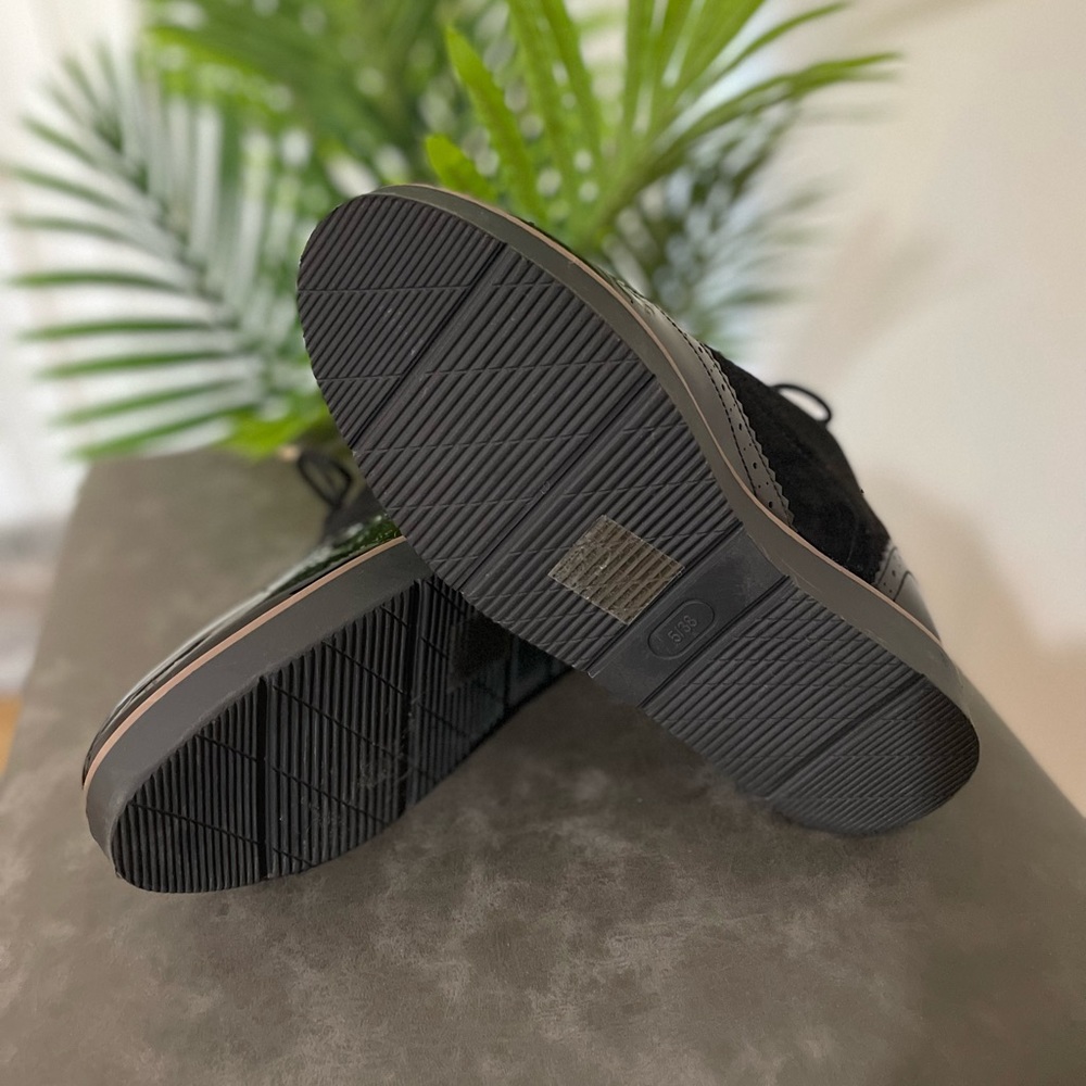 Shoes - Picture 2 of 8